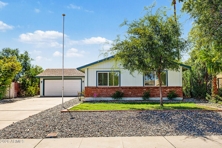 Property Photo: 2301 E Laurel Lane AZ 85028