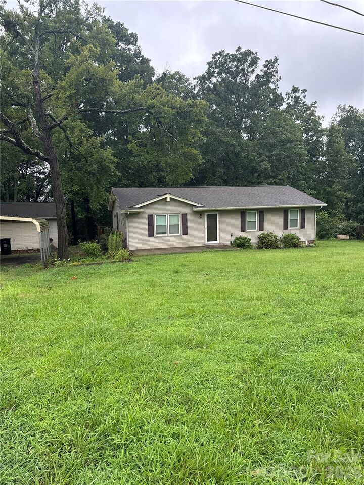 Property Photo: 213 Cobblestone Lane NW NC 28027