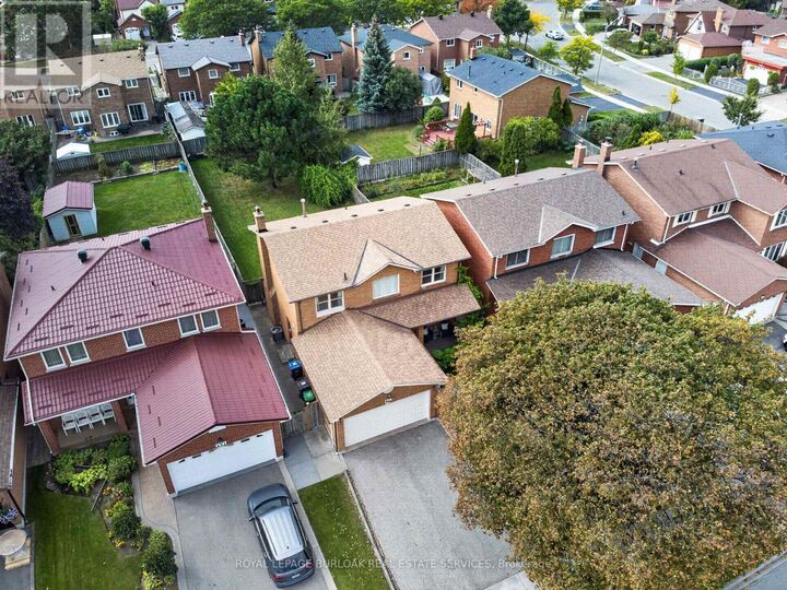 Property Photo: 888 Messenger Meadow Drive ON L5C 3T2