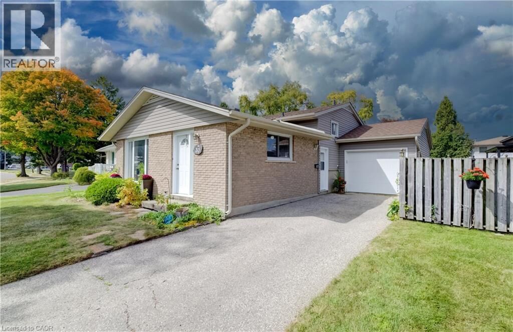 Property Photo:  30 Kingswood Drive  ON N2E 1A7 