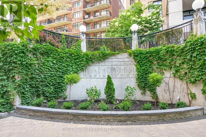 Property Photo: 235 Kent Street 711 ON K2P 1Z9