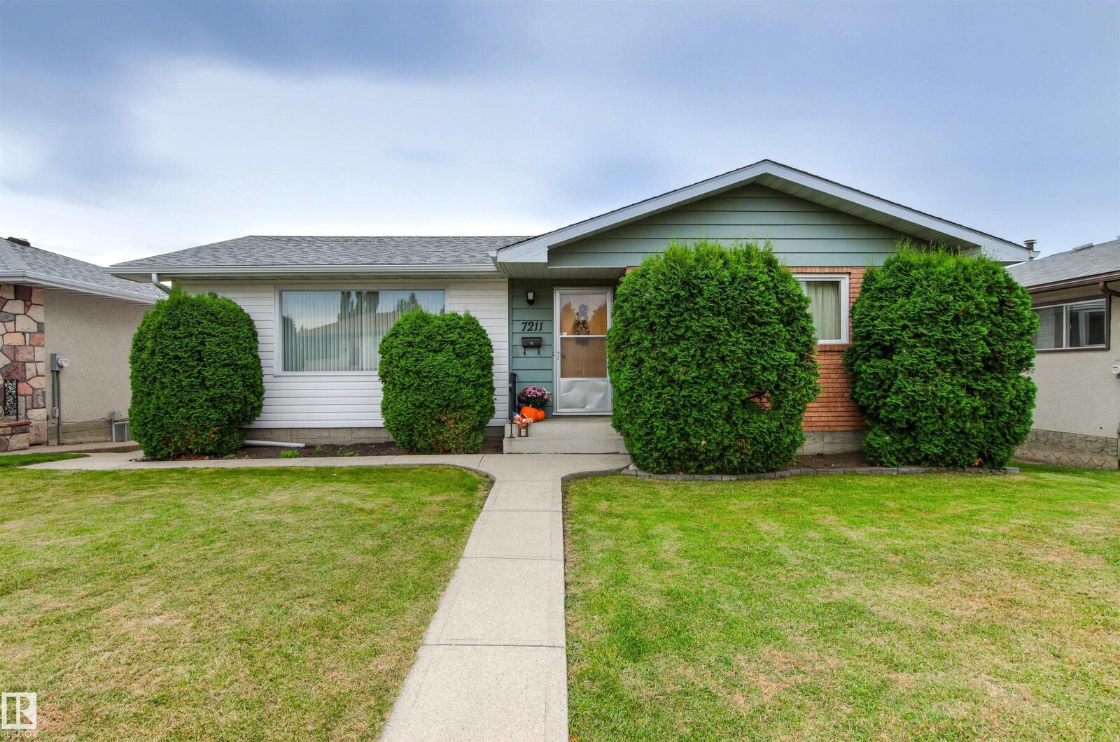 Property Photo:  7211 140 Avenue NW  AB T5C 2M6 