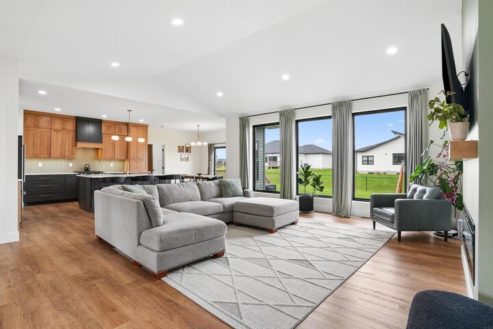Property Photo:  1817 Ashworth Drive  IA 50613 