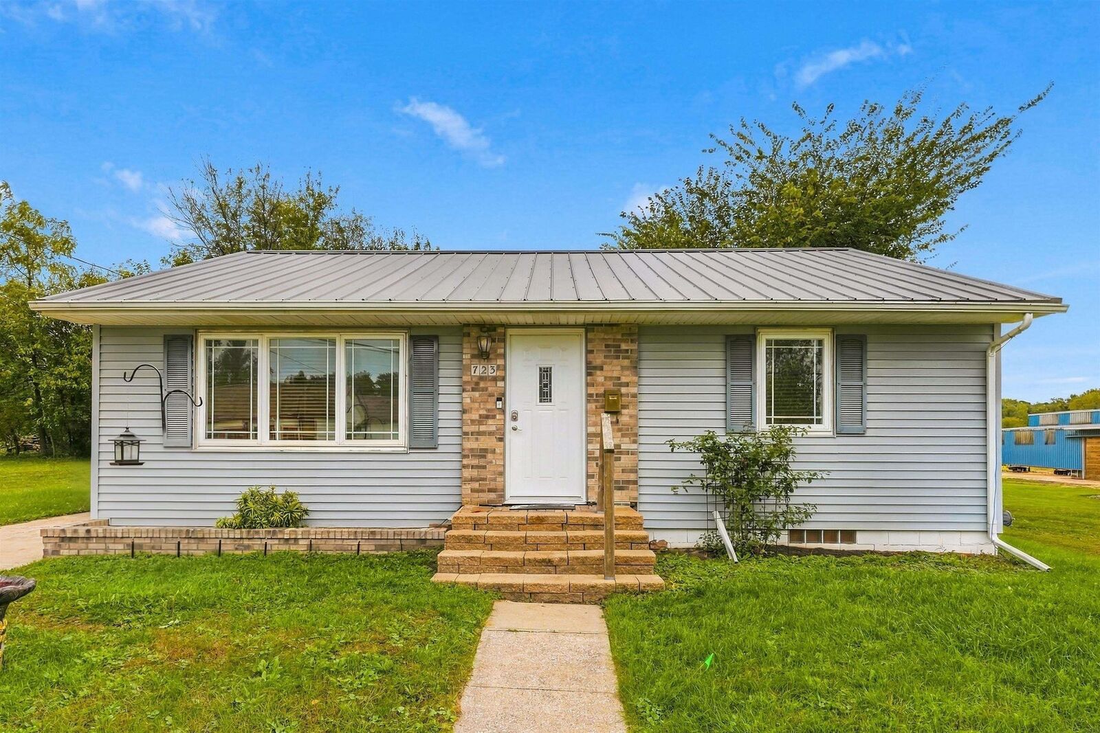 Property Photo:  723 2nd Ave SE  IA 50662 