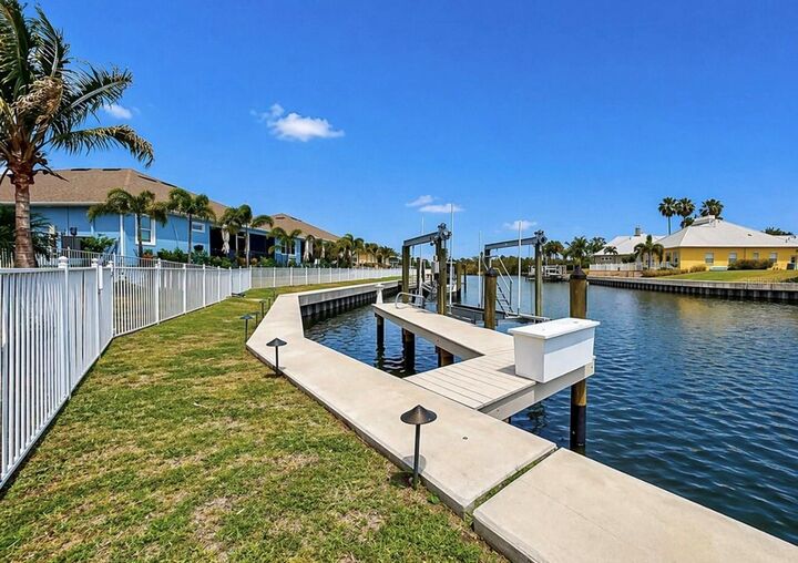 Property Photo:  954 Signet Drive  FL 33572 