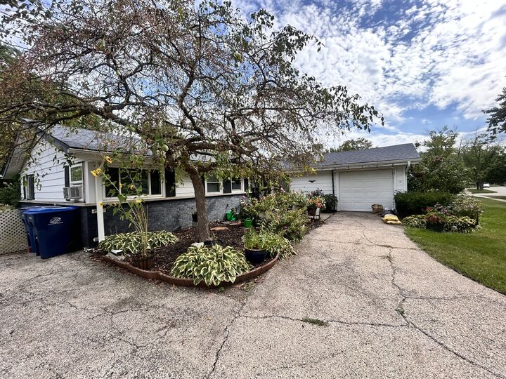 Property Photo:  227 Wellesley Lane  IL 60193 