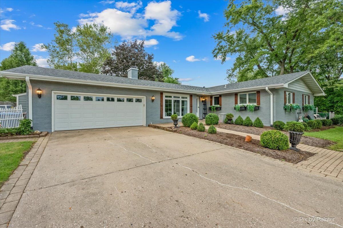 Property Photo: 39W440 Campton Hills Drive IL 60175