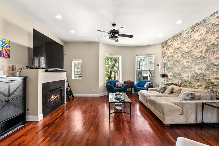 Property Photo:  4311 S Forrestville Avenue 1N  IL 60653 