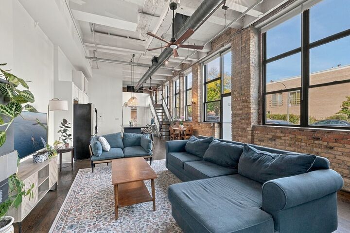 Property Photo:  1111 W Cornelia Avenue 102  IL 60657 