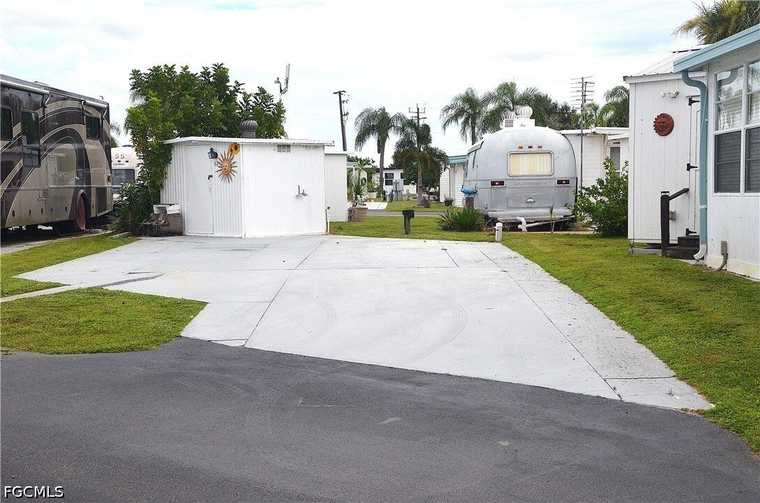 Property Photo: 46900 Bermont Road FL 33982