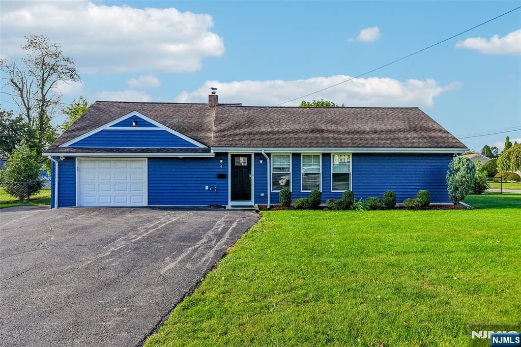 Property Photo:  4 Stuart Lane  NJ 07470 