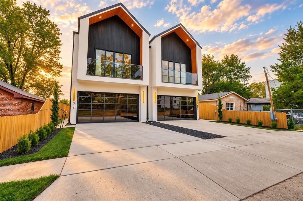 Property Photo: 316 Avenue L TX 75203