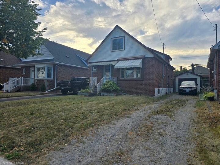 Property Photo:  124 Crosthwaite Avenue S  ON L8K 2V3 