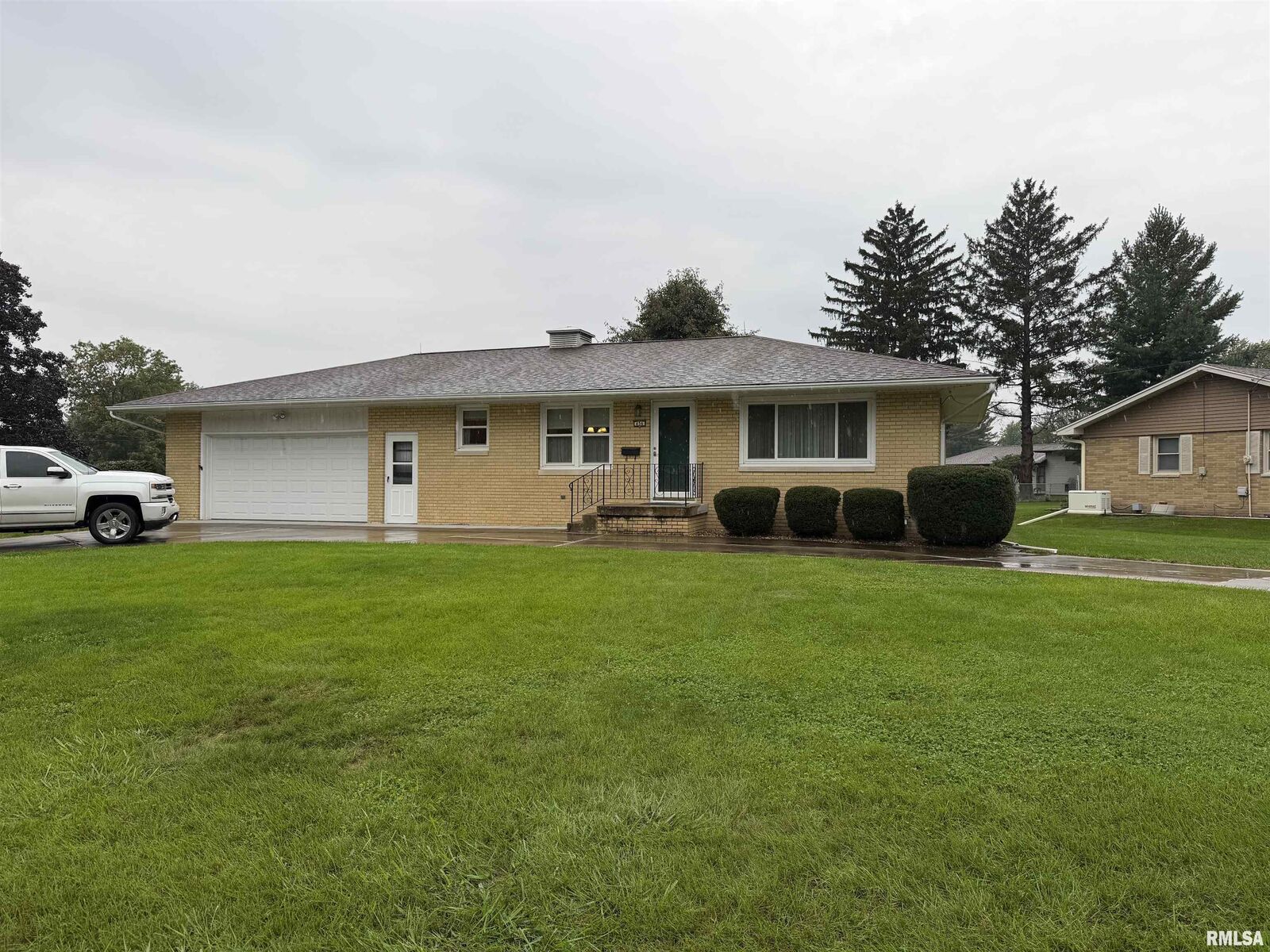 Property Photo: 456 N Pleasant Avenue IL 61401