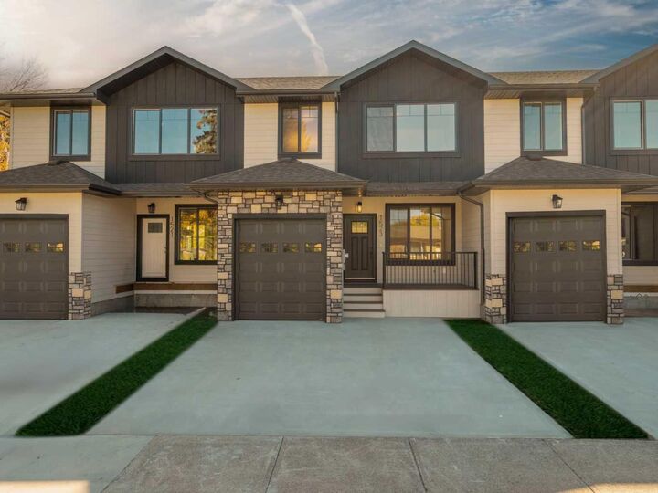 Property Photo:  1525 17 Street S  AB T1K 0W9 