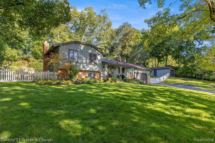 Property Photo: 2074 Ridgemont Street MI 48382