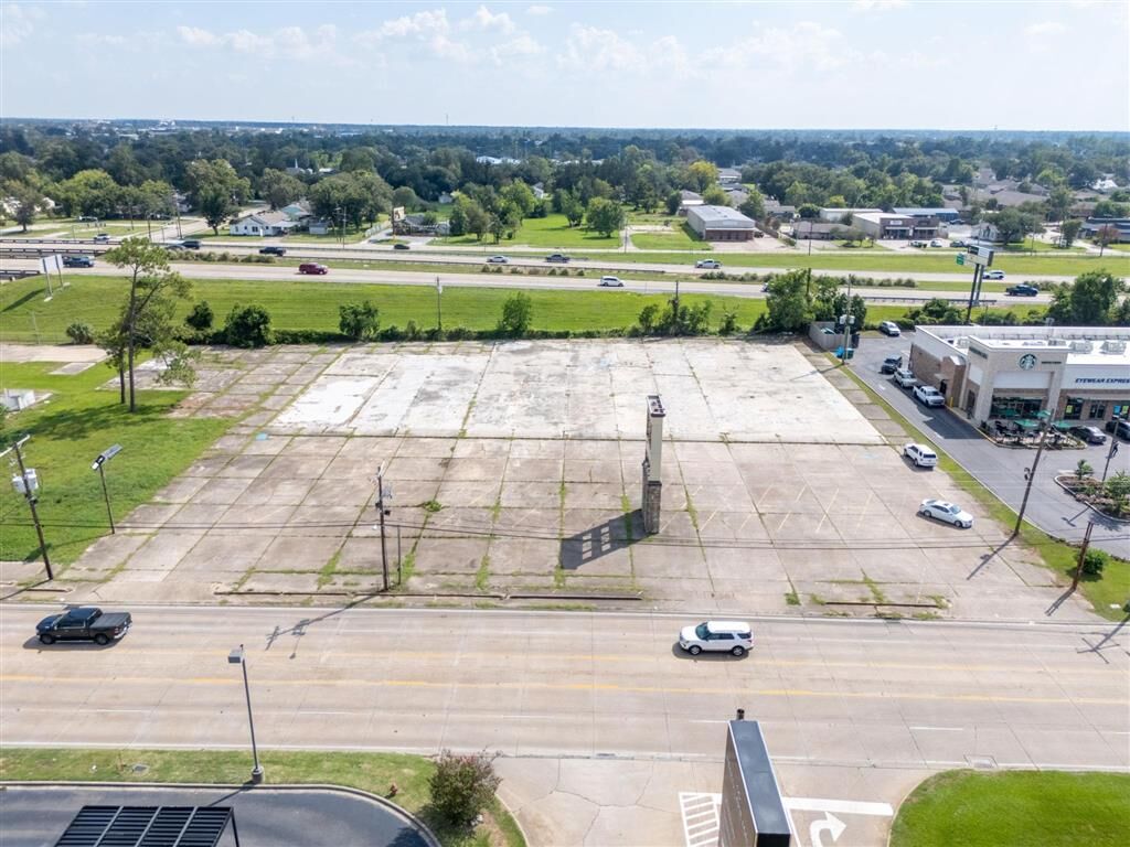 Property Photo: 315 W Prien Lake Road W LA 70601