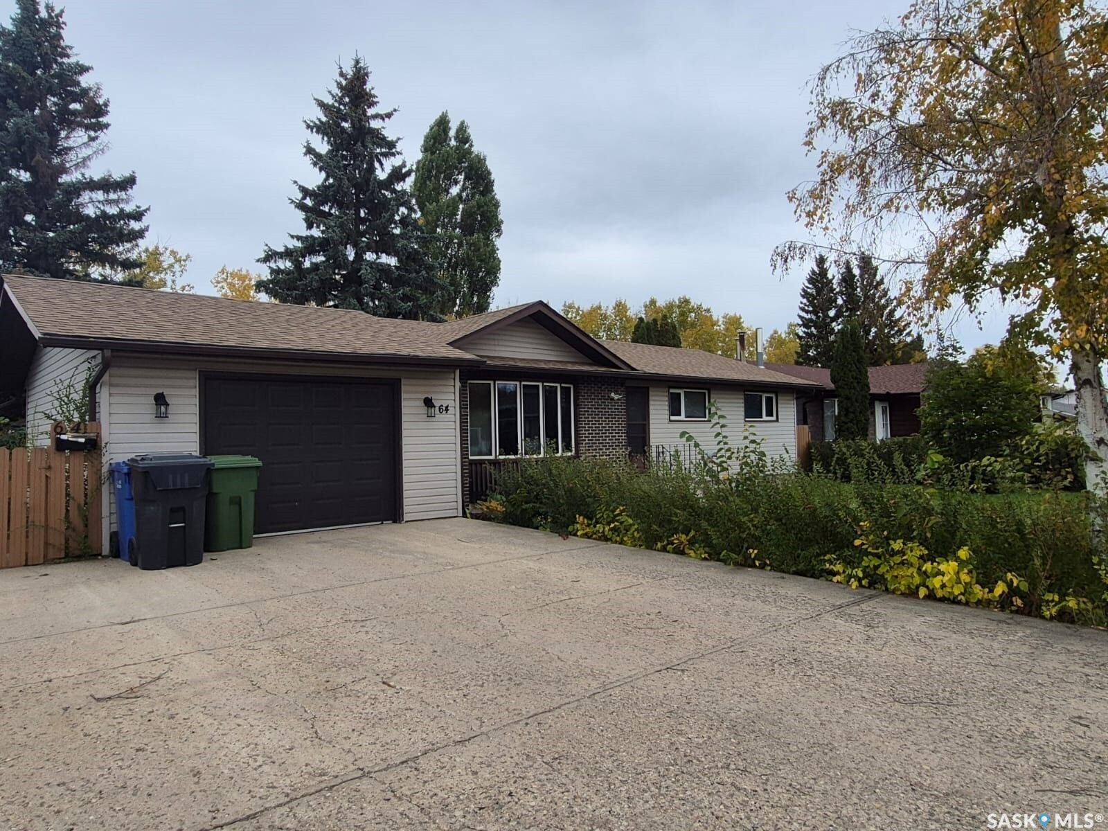 Property Photo:  64 Clarewood Crescent  SK S3N 2V2 