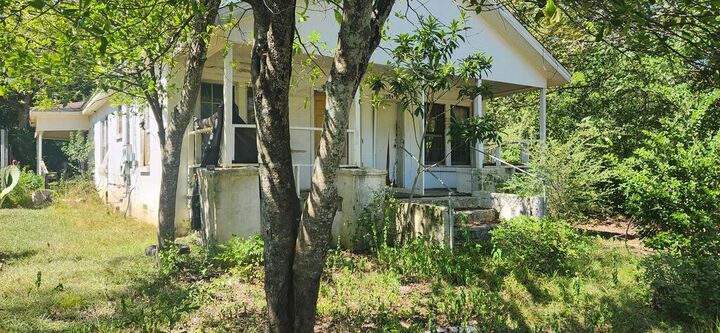 Property Photo:  1009 Linden Street  AL 36303 