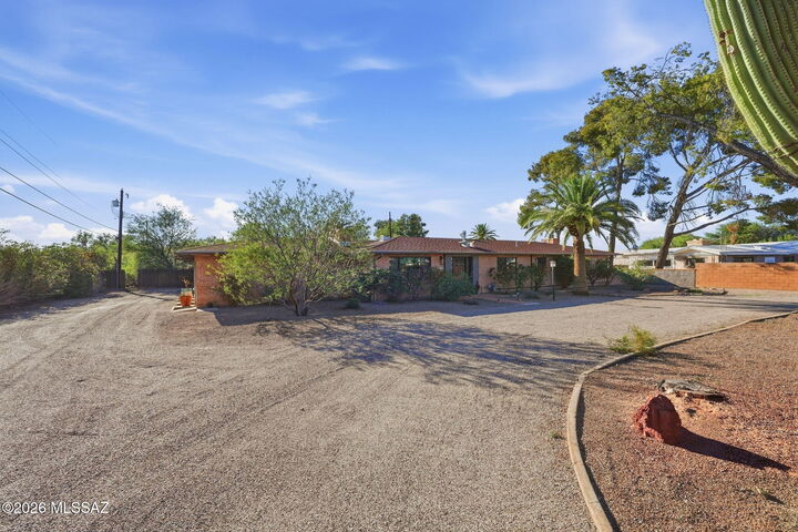 Property Photo:  2621 N Swan Road  AZ 85712 
