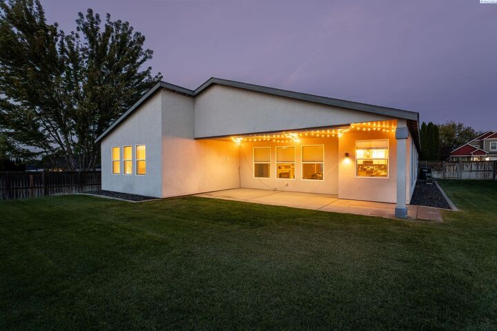 Property Photo:  621 Pinnacle Dr  WA 99353 