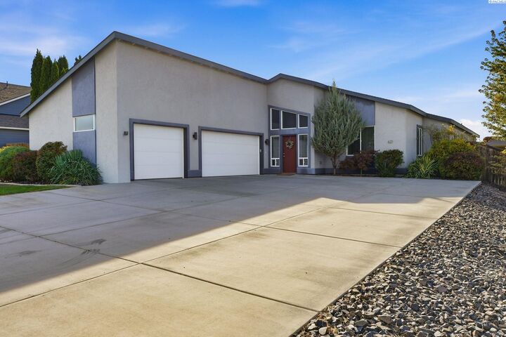Property Photo: 621 Pinnacle Dr WA 99353