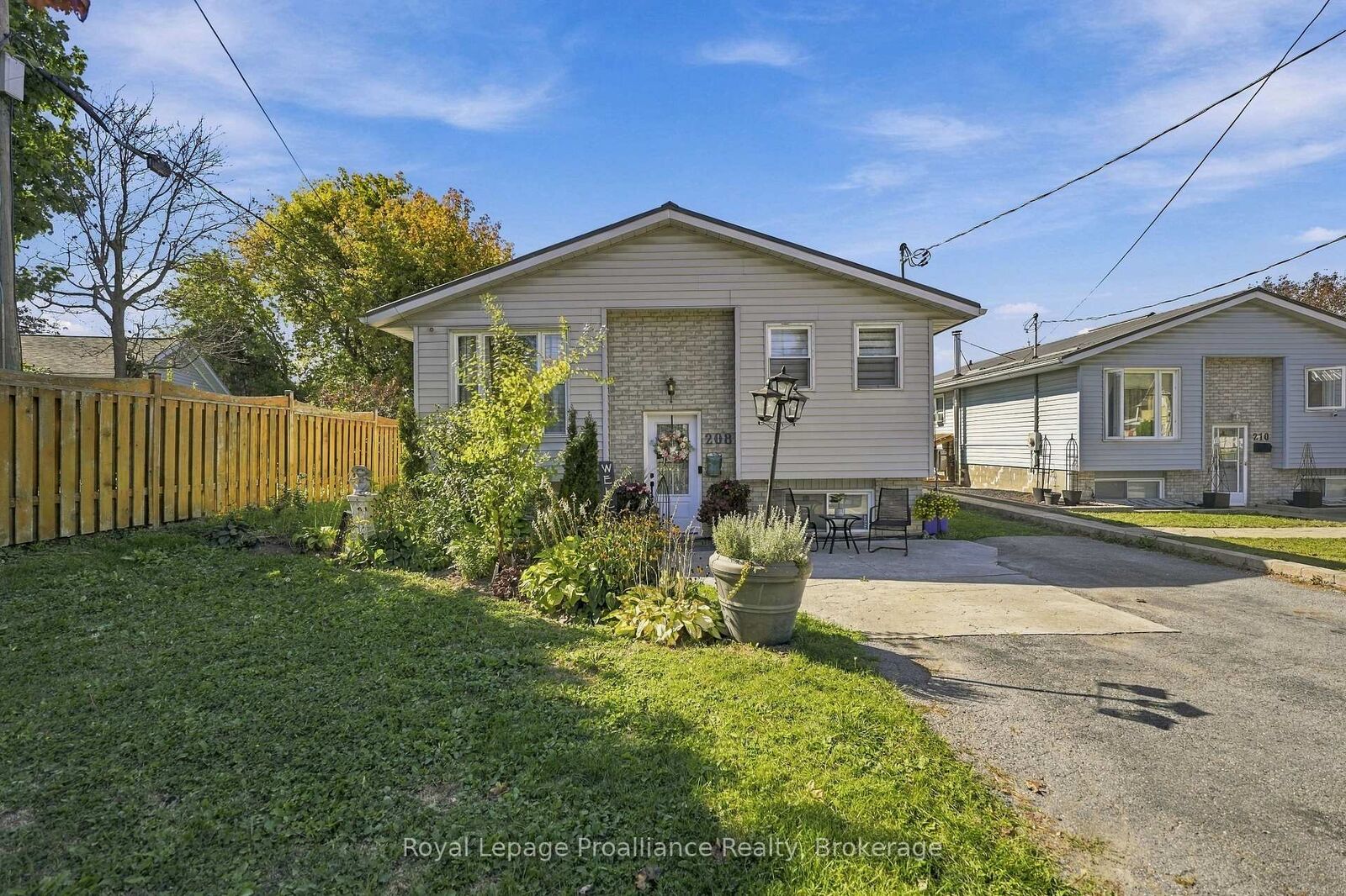Property Photo:  208 Byron Street  ON K8V 2Z1 