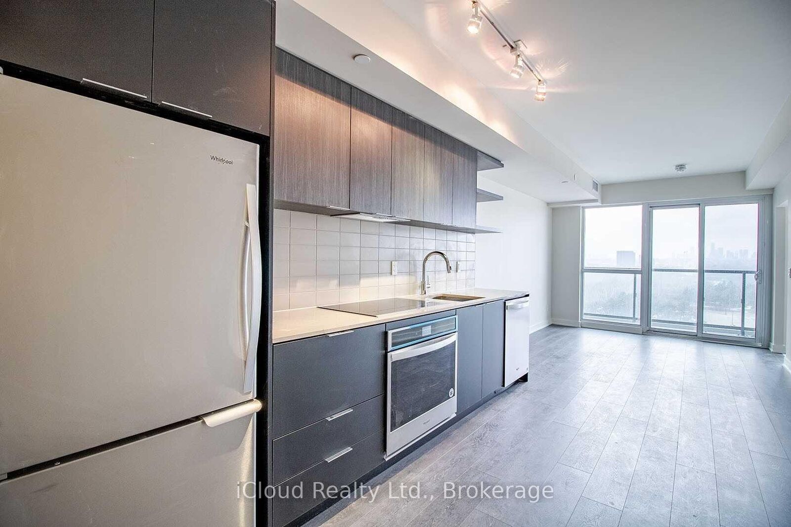 Property Photo:  6 Sonic Way N1101  ON M3C 0P1 
