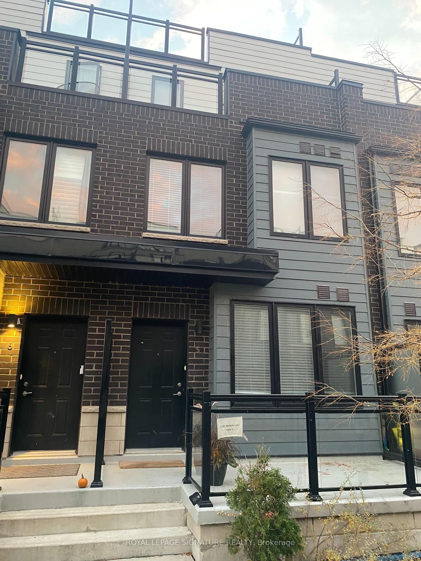 Property Photo:  2285 McNab Lane 5  ON L5J 0B3 