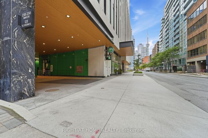 Property Photo:  238 Simcoe Street 803  ON M5T 0E2 