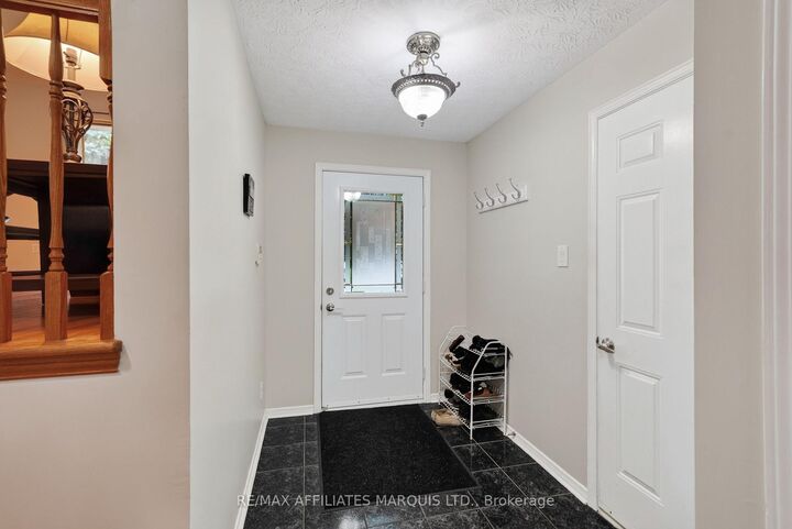 Property Photo:  828 Chelsea Crescent  ON K6H 6Y7 