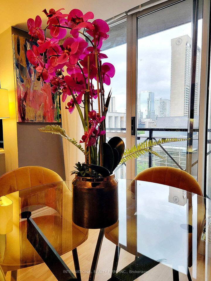 Property Photo:  140 Simcoe Street 1209  ON M5H 4E9 