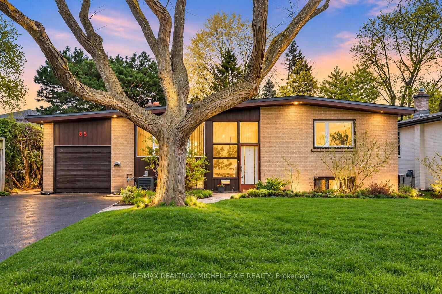 Property Photo:  85 Three Valleys Drive  ON M3A 3B8 