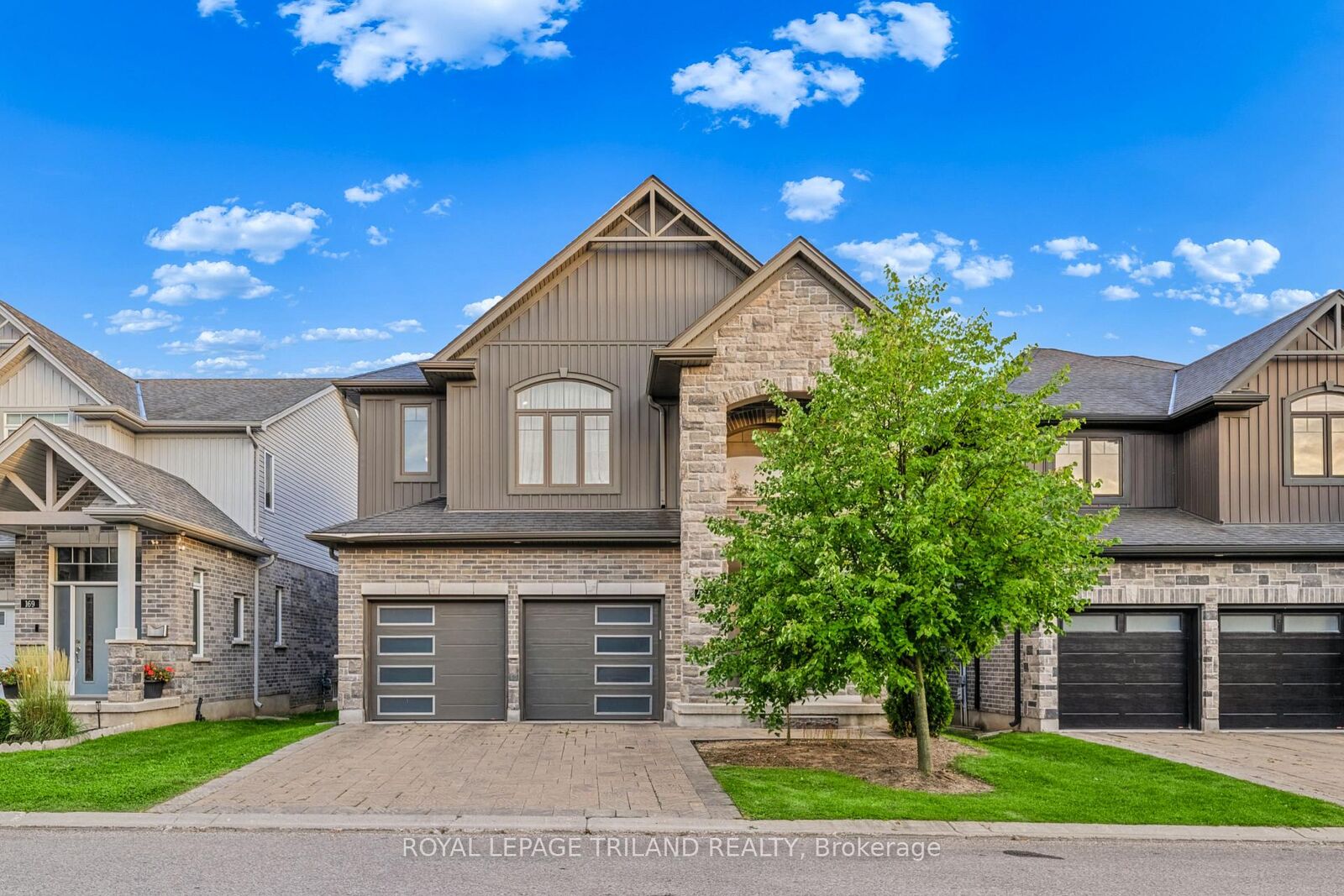 Property Photo:  1061 Eagletrace Drive 167  ON N6G 0T3 