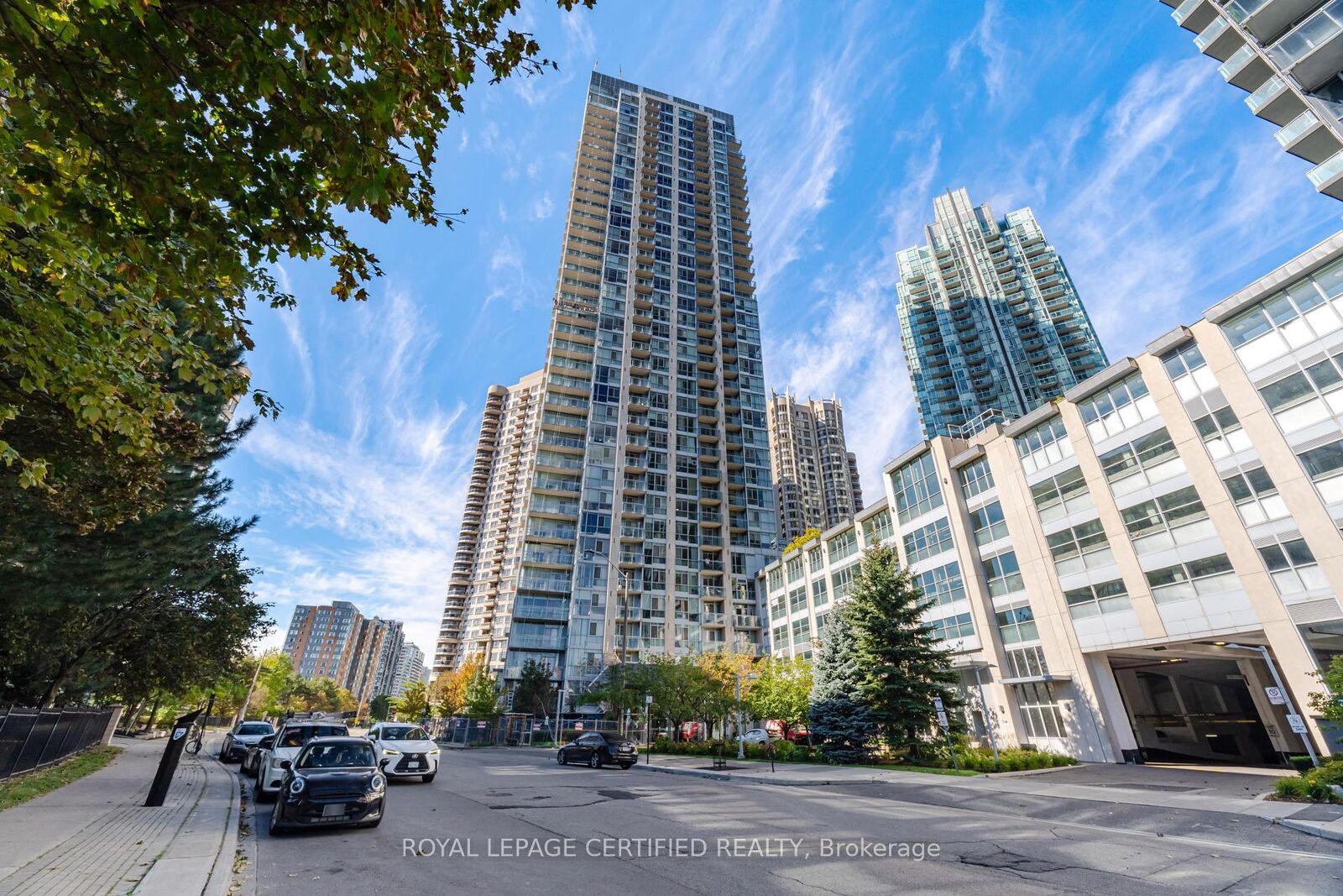 Property Photo:  225 Webb Drive 805  ON L5B 4P2 