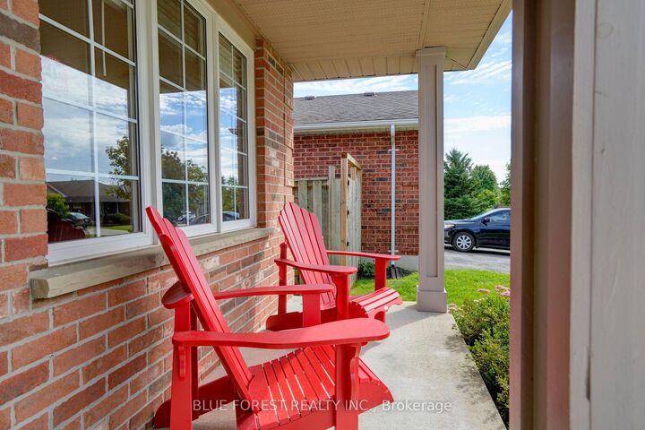 Property Photo:  11 Edgewell Crescent  ON N5P 4K8 