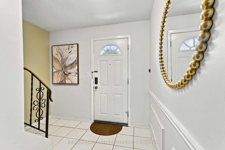 Property Photo: 899 Stone Church Road E 4 ON L8W 1B2
