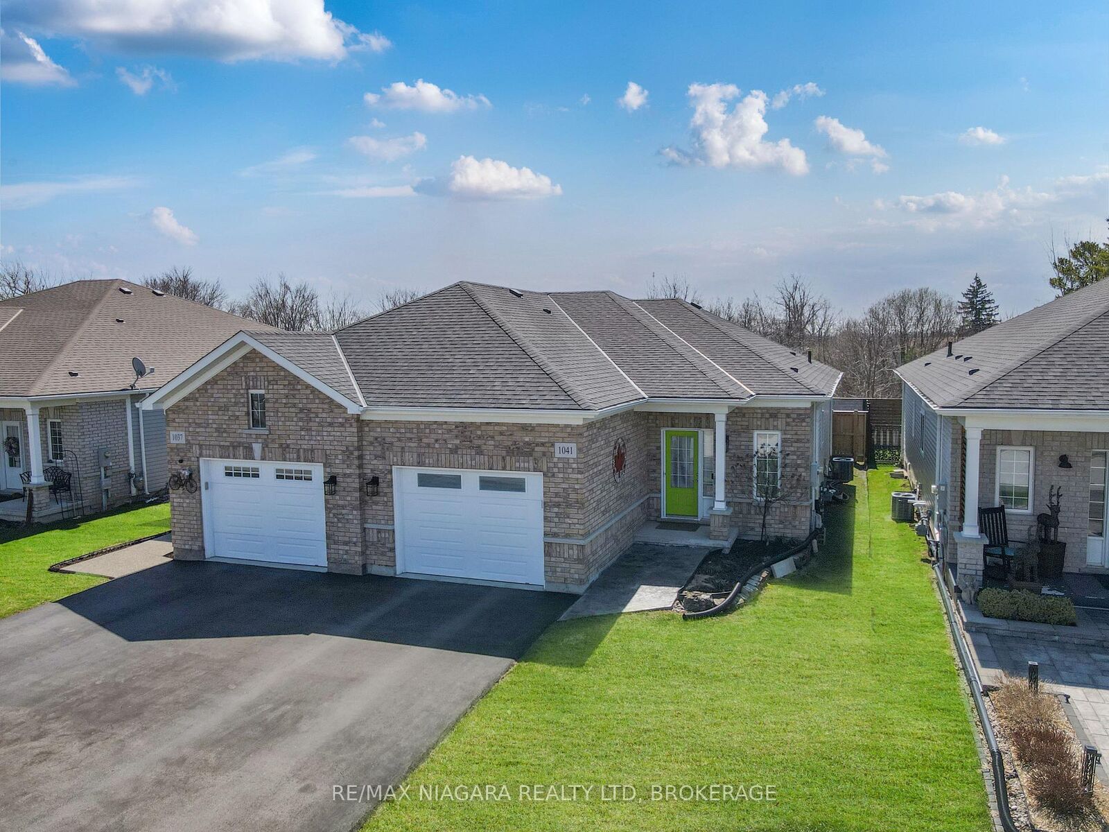 Property Photo: 1041 Meadowood Street ON L2A 5B9