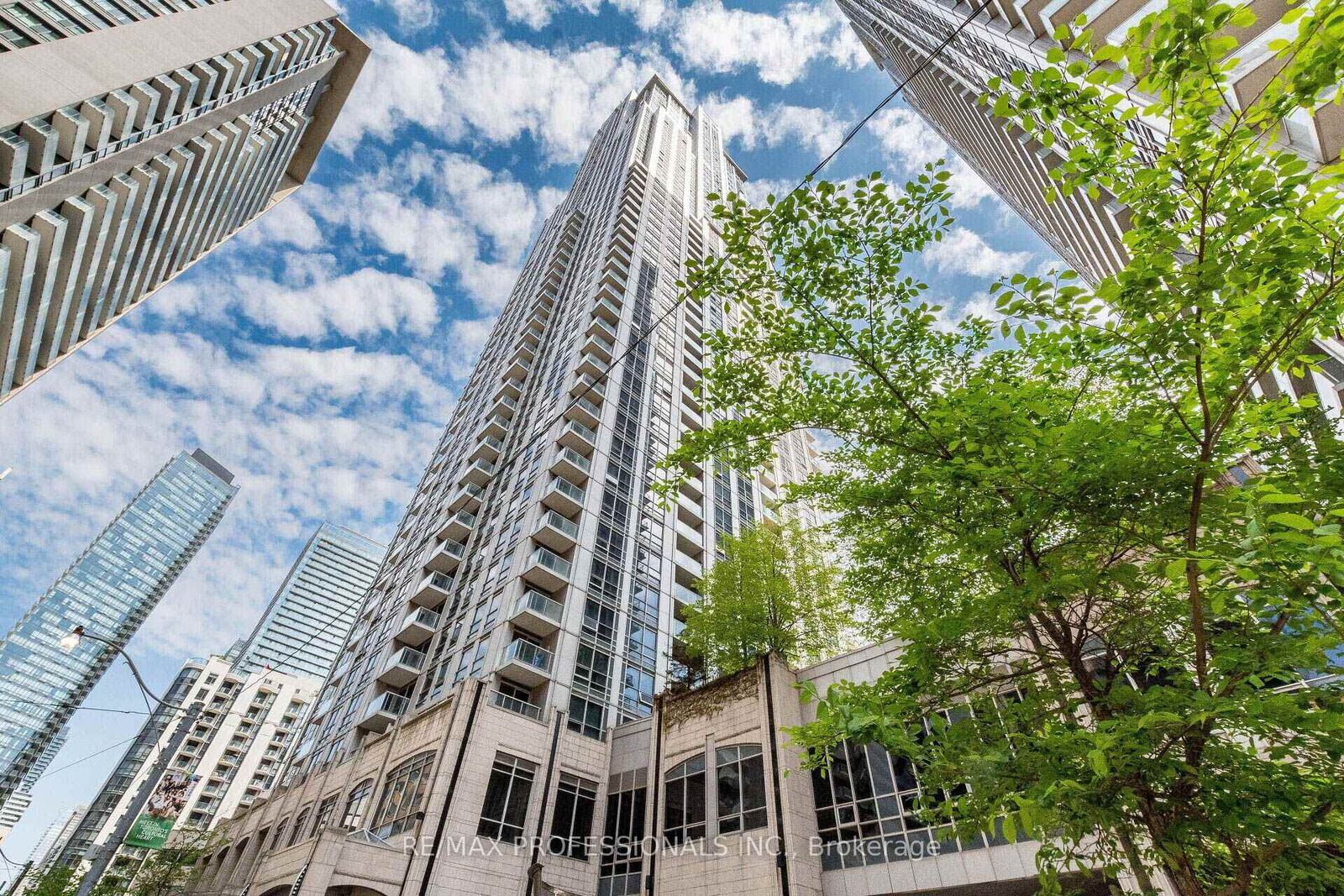 Property Photo:  763 Bay Street 915  ON M5G 2R3 