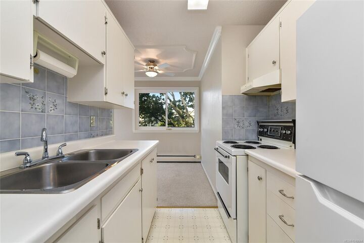 Property Photo:  2095 Oak Bay Ave #301  BC V8R 1E6 