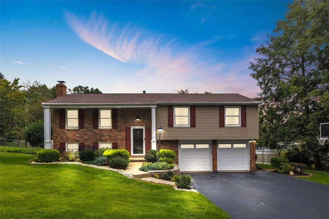 Property Photo:  6 Greenview Dr  PA 15644 