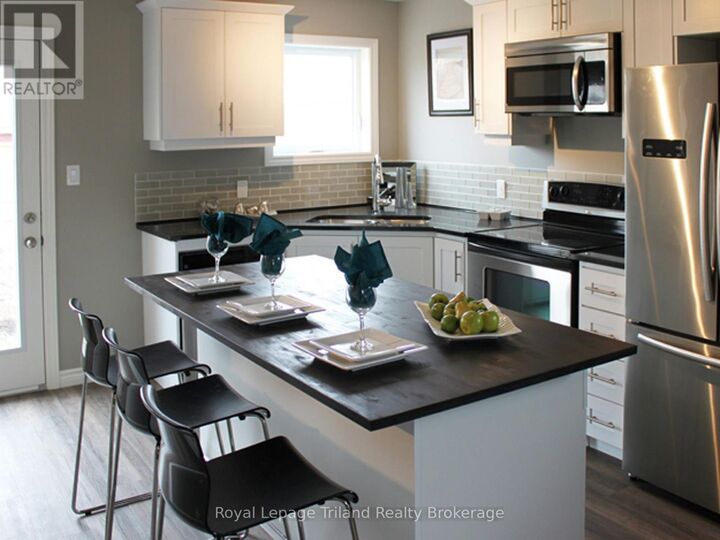 Property Photo:  687 Canterbury Street 6  ON N4S 4L3 