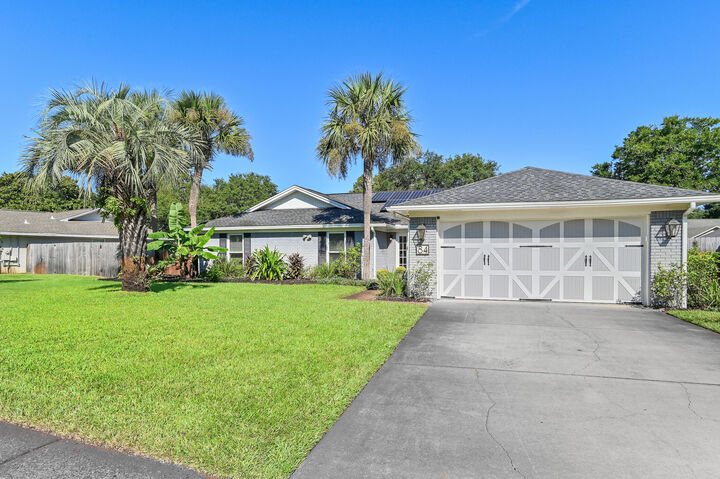 Property Photo: 84 W Country Club Drive FL 32541