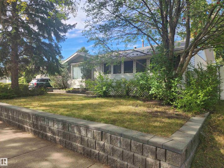Property Photo:  9126 92 Avenue  AB T8L 1A7 