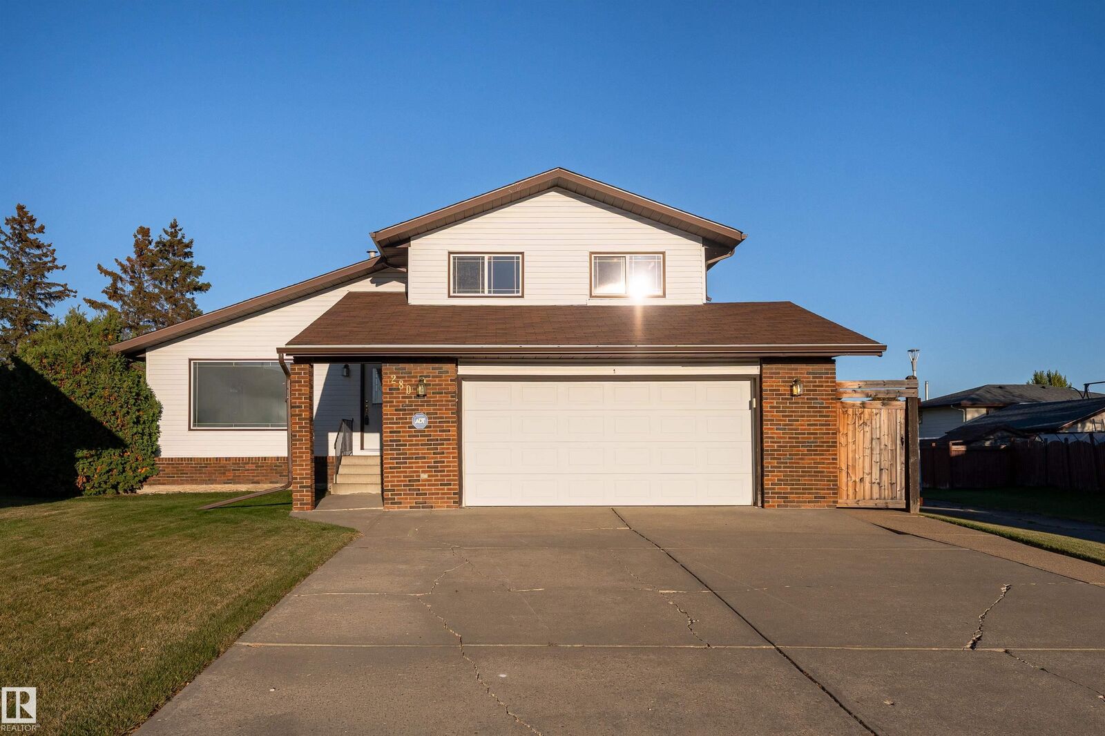 Property Photo:  280 Warwick Road NW  AB T5X 4P9 
