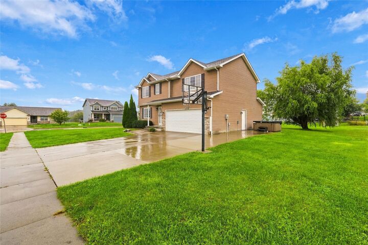 Property Photo: 2410 Hickory Street IA 50109