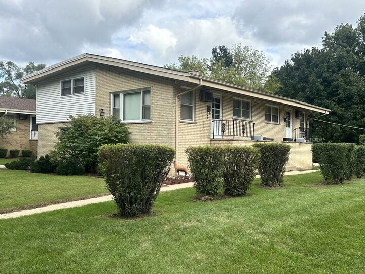 Property Photo:  627 Ryan Lane  IL 60118 