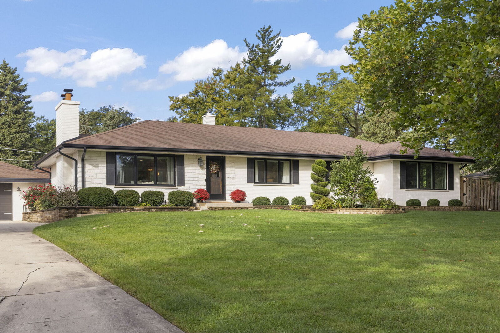 Property Photo: 390 S Kenilworth Avenue IL 60137