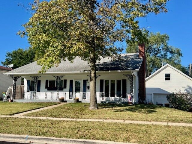Property Photo:  304 Andover Court  IL 60107 