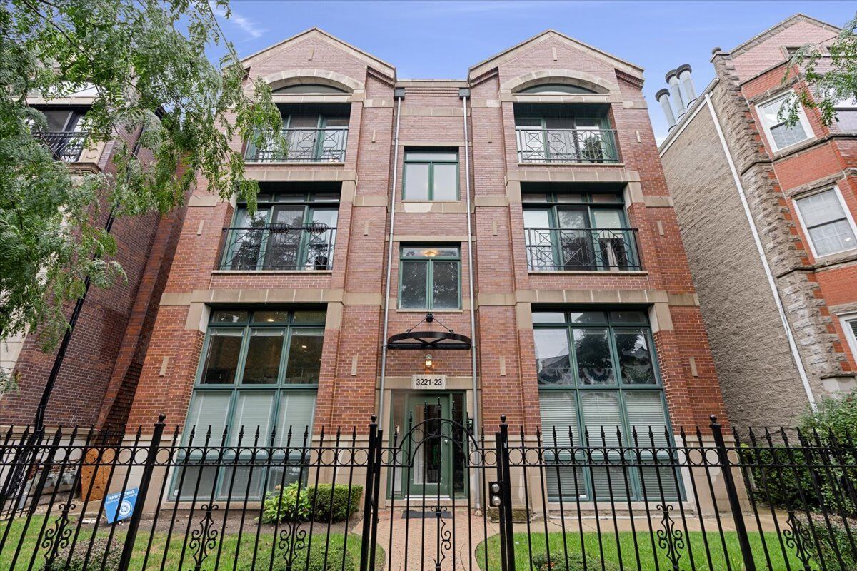 Property Photo: 3223 N Clifton Avenue 3N IL 60657